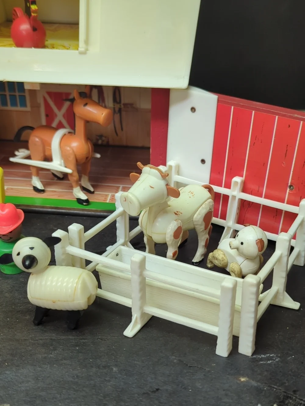 #30)Vintage Fisher Price Play Family Farm 915 Little People Barn & silo